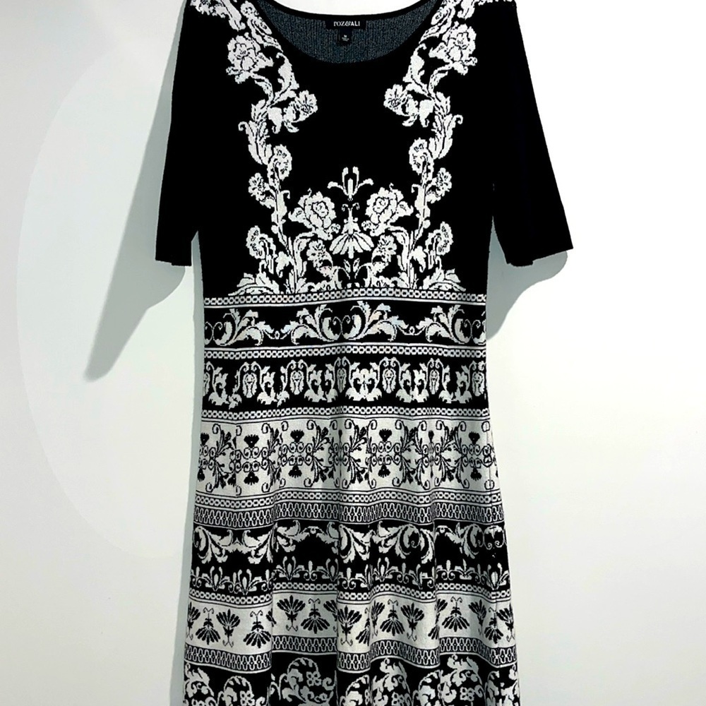 Roz & Ali black white floral dress. Size medium.